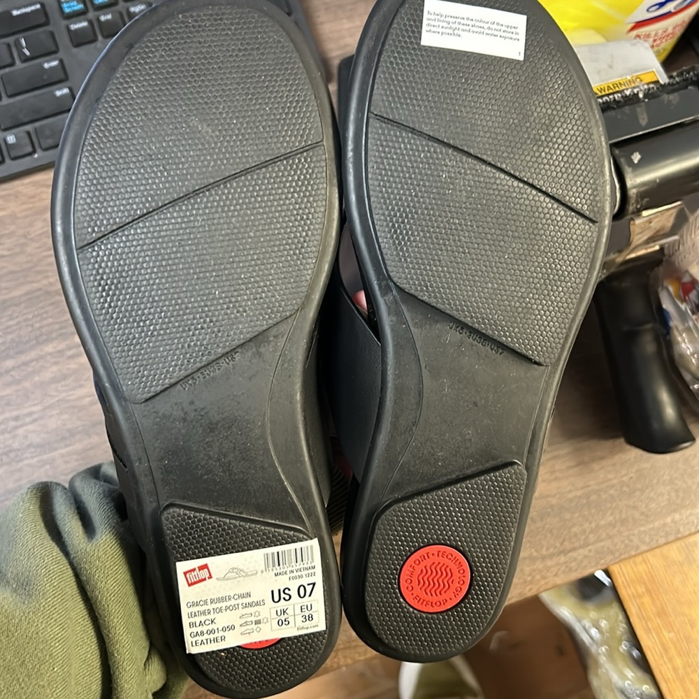FitFlop Gracie Leather Toe Post Sandals (Black) - Picture 4 of 4